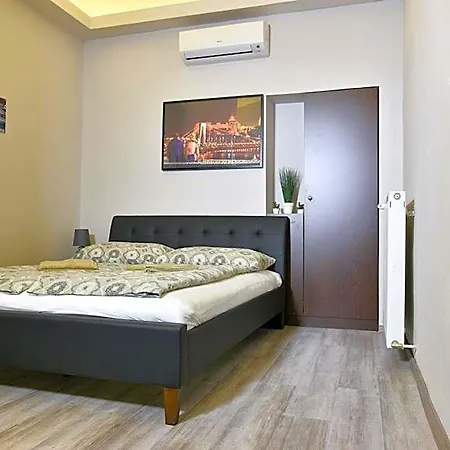 Corvin Point And בית הארחה 3*